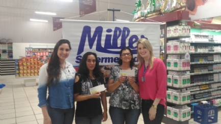 Adreana e Sueli receberam os vales-compras das representantes do Ana Nery e do Miller Supermercados