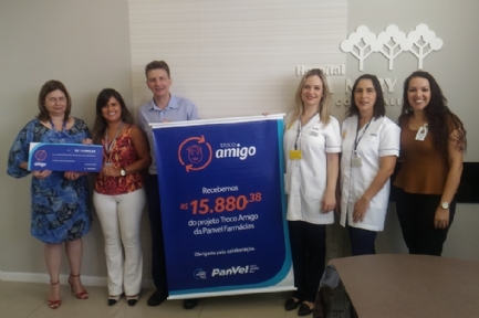 Representantes da Panvel estiveram no Ana Nery para fazer o repasse do valor arrecadado na Campanha Troco Amigo em 2017