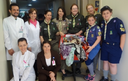 COI recebeu a doação de lenços do Grupo Escoteiros Santa Cruz