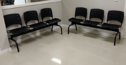 Cadeiras longarinas foram disponibilizadas para os pacientes do Centro de Oncologia Integrado