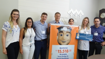 Representantes da Panvel estiveram no Hospital Ana Nery para realizar a entrega do valor arrecadado no projeto Troco Amigo, no ano de 2016. 