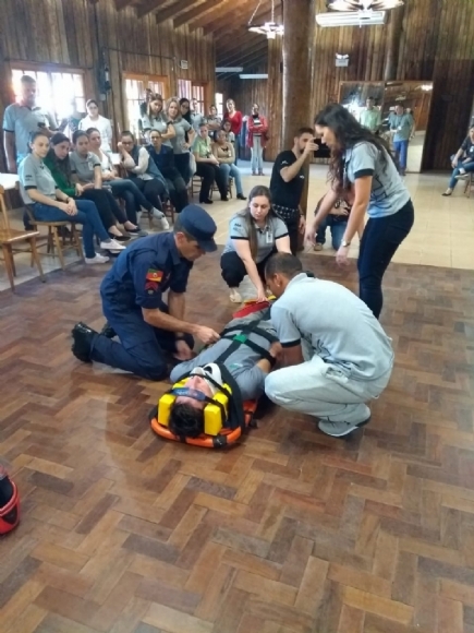 Os participantes do evento puderam simular um resgate e colocar em prtica algumas dicas de primeiros socorros.