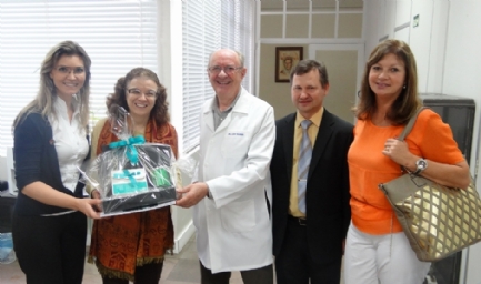 Secretria visitou as instalaes do Hospital e recebeu uma cesta com brindes institucionais
