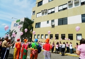 Participantes da ao soltaram bales na cor rosa