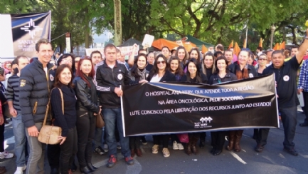 Funcionrios do Ana Nery foram para Porto Alegre representar o Hospital na manifestao.